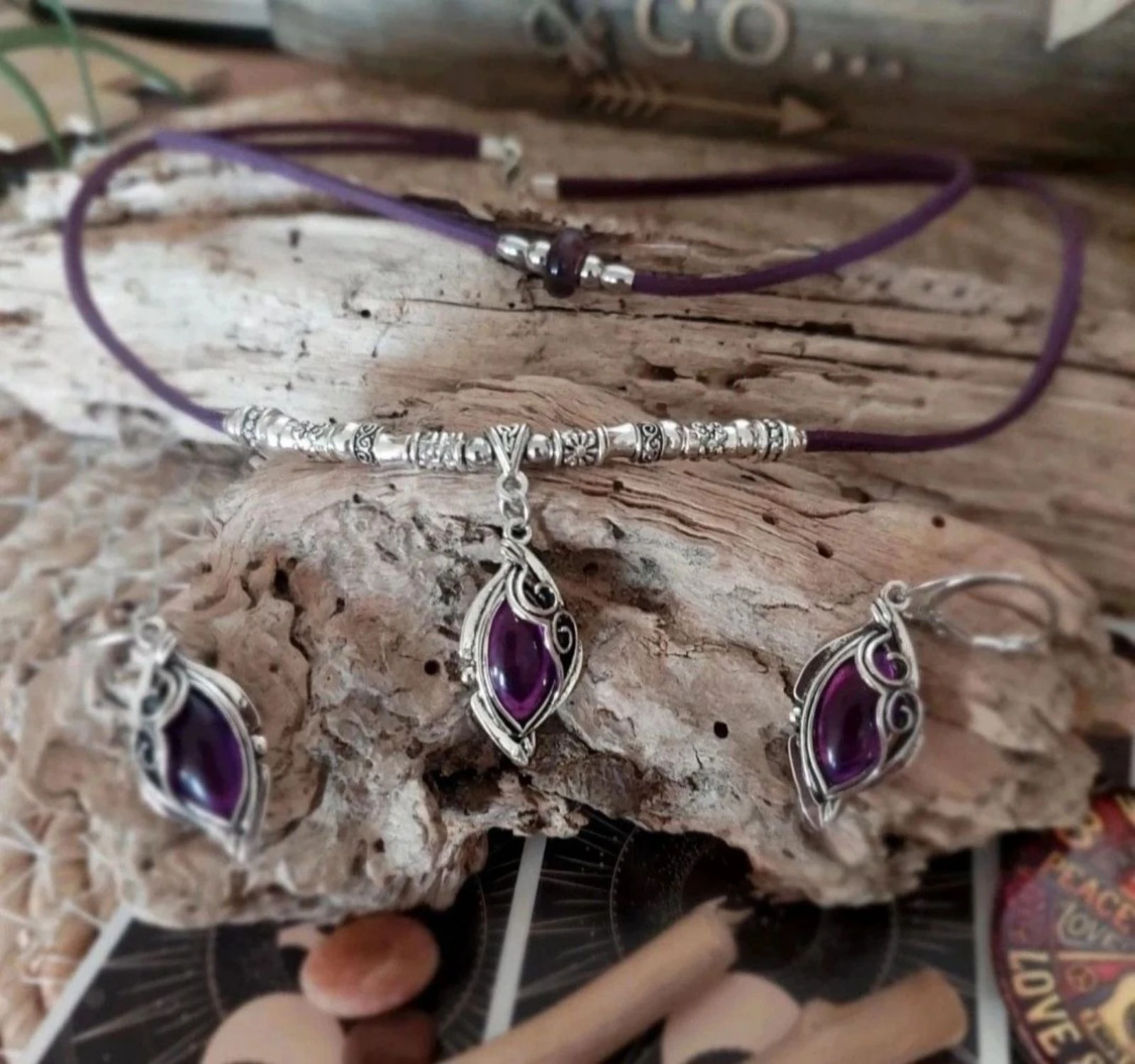 Parure boho místico de dos hilos con cabujón de espiral de resina translúcida violeta – photo 6